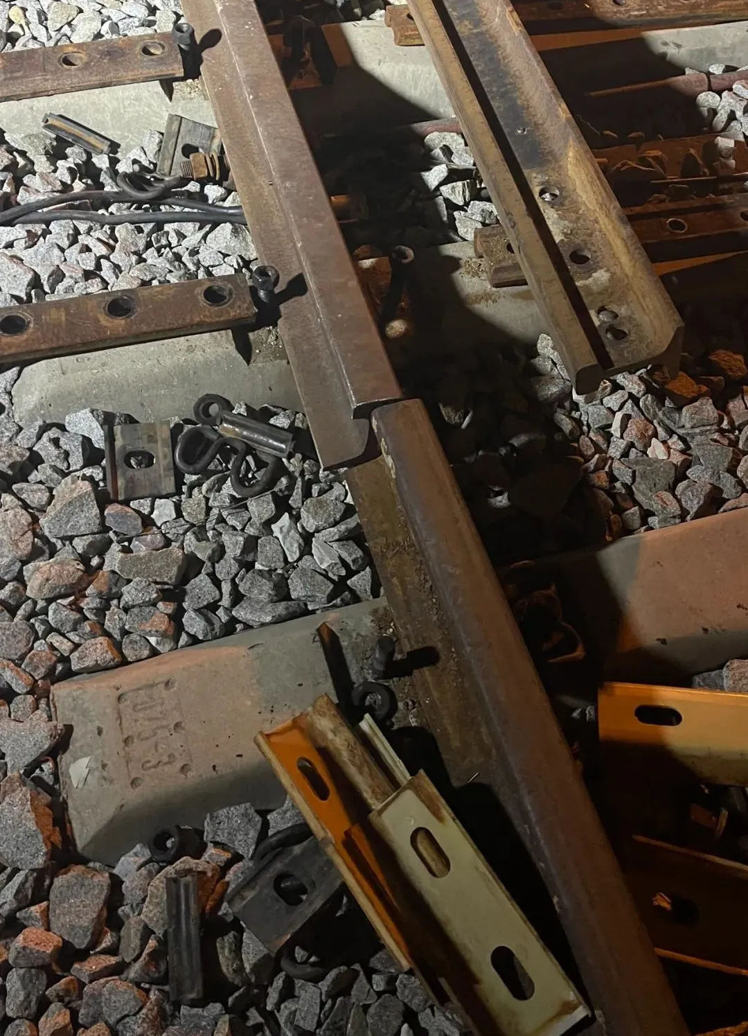 換軌作業(yè)中的鋼軌與配件