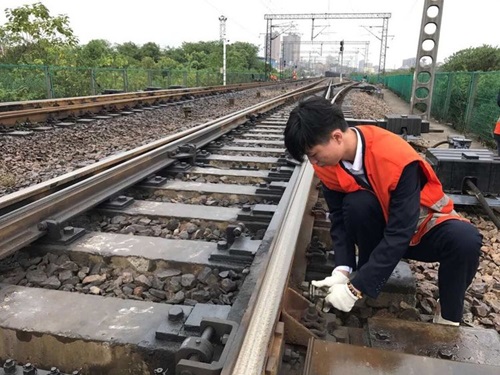 鐵路工務(wù)段成功使用道岔鉤鎖器