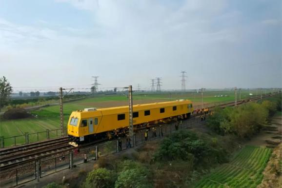 換軌車快速施工，展現(xiàn)新鐵路速度