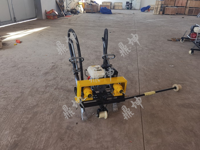 ND-4.2×2型內(nèi)燃軟軸高頻搗固機