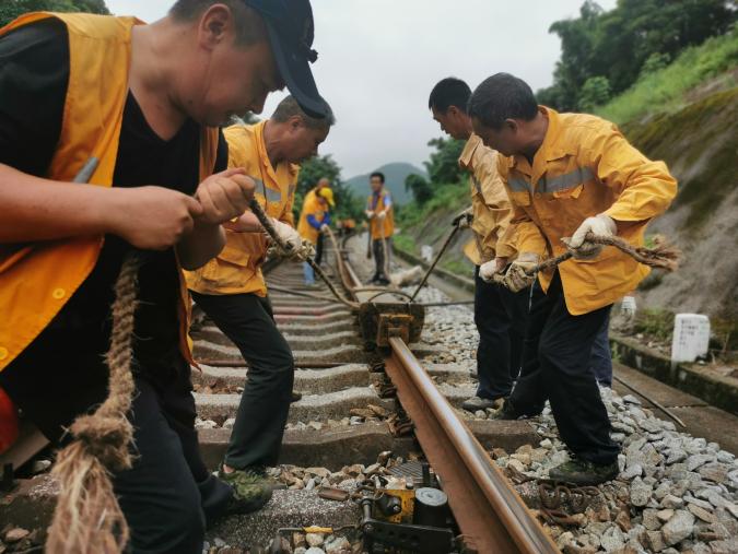 探究鐵路無(wú)縫鋼軌線路的應(yīng)力放散原因及方法