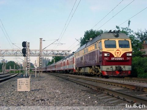 東風(fēng)4D（DF4D）型準(zhǔn)高速客運(yùn)內(nèi)燃機(jī)車