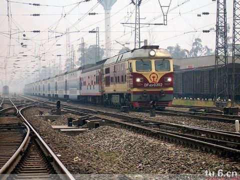 東風(fēng)4DF（DF4DF）帶機(jī)供的客運(yùn)內(nèi)燃機(jī)車